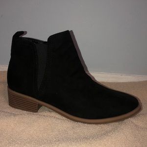 Time and Tru Women’s Black Chelsea Boot (SIZE 10)